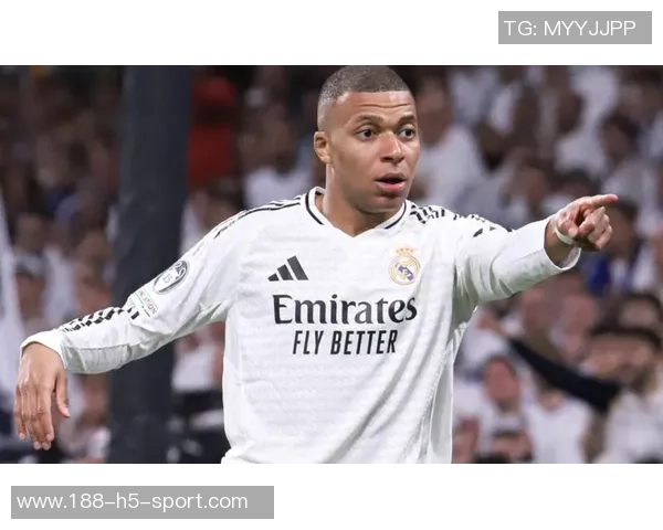 姆巴佩突入禁区遭对方侵犯却未获裁判判罚引发争议 姆巴佩突入禁区遭对方侵犯却未获裁判判罚引发争议